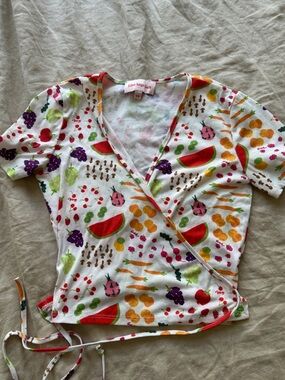 Lisa Says Gah White Ribbed Wrap Top with Colorful Fruit & Veggie Print